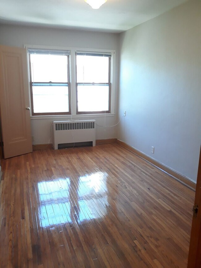 Building Photo - 2 Bed/1 Bath Apt- Upper-level unit with Re...