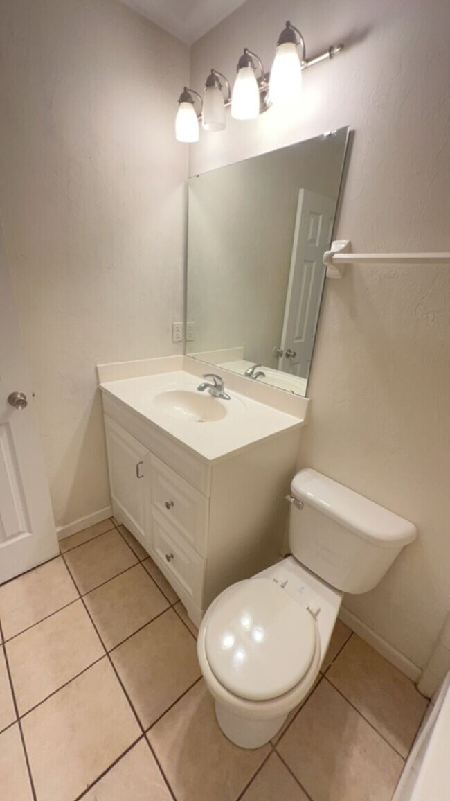 Building Photo - Spacious 1 BR 1 BA Available in July!