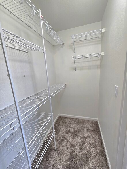 Building Photo - 591 W Kingsley St