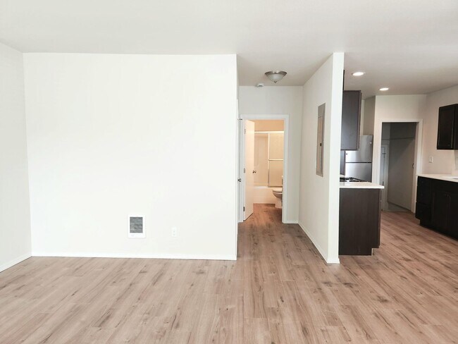 Building Photo - SEPTEMBER RENT FREE!