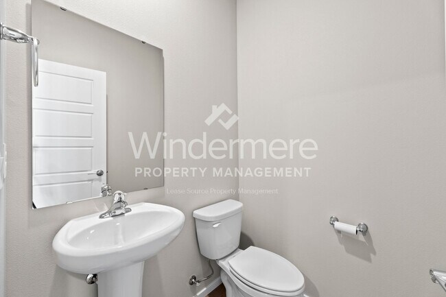 Building Photo - ** MOVE IN SPECIAL ** 1/2 OFF 1ST FULL MON...