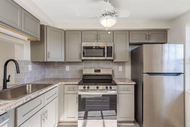 Building Photo - 4229 Stratford Dr