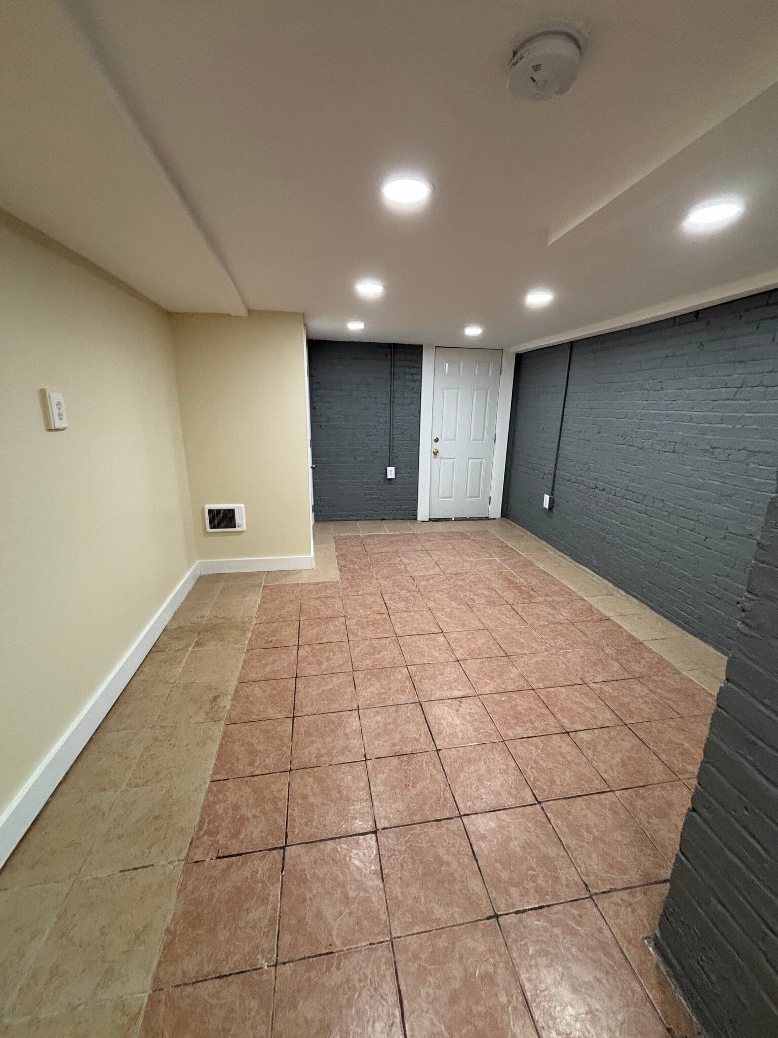 Building Photo - 244 6th Ave W