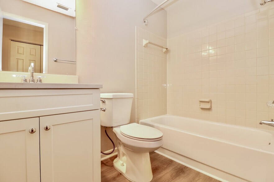 Building Photo - 1828 Craven Dr