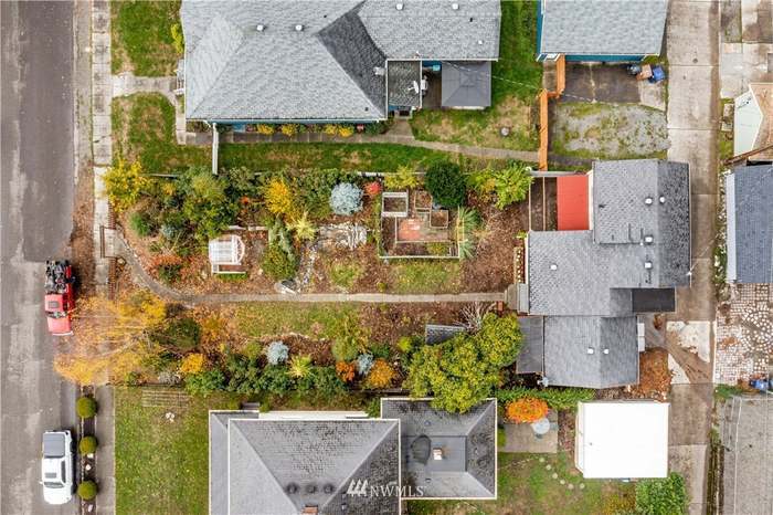 Large front yard - 3307 S 7th St