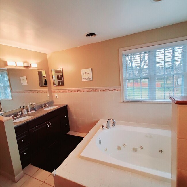 Building Photo - 210 Highmeadow Rd