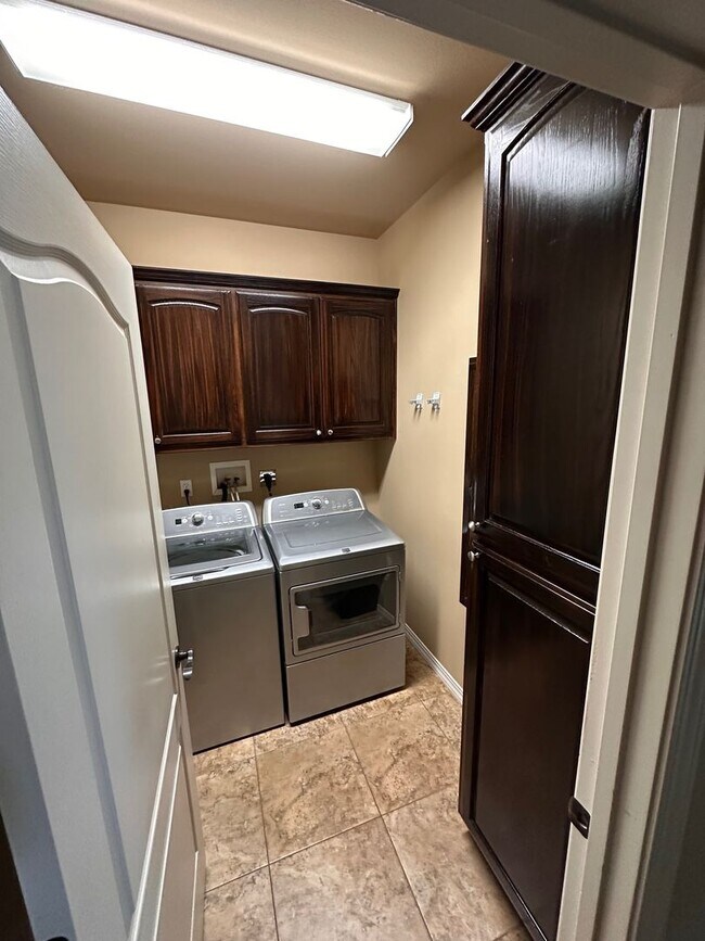 Building Photo - 1010 S Vancouver Ave