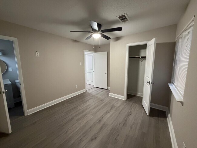 Building Photo - 5109 Maywood Dr