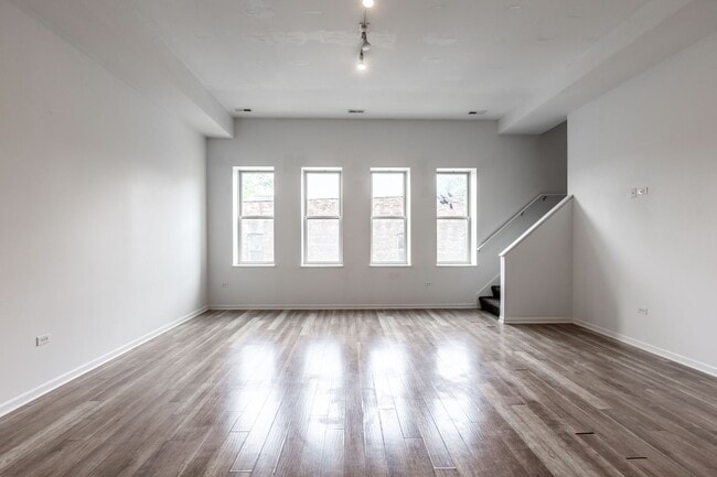 Building Photo - Spacious 3 Bed 2 Bath Duplex Up, In unit W/D in Humboldt Park!