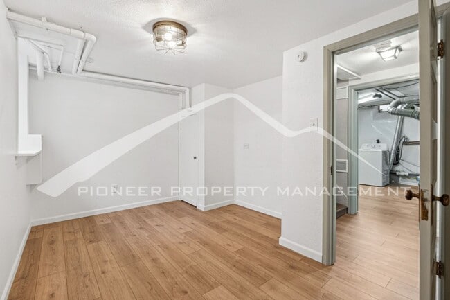 Building Photo - Spacious Home with Central AC and Washer/Dryer