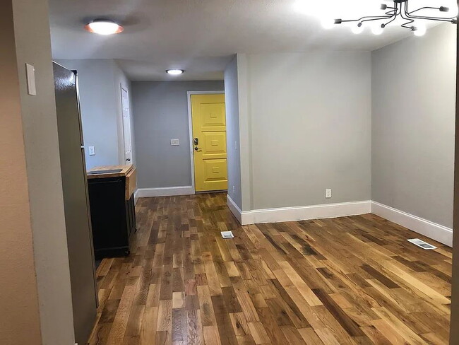 Building Photo - Sleek Highland Park Unit – Great Location,...