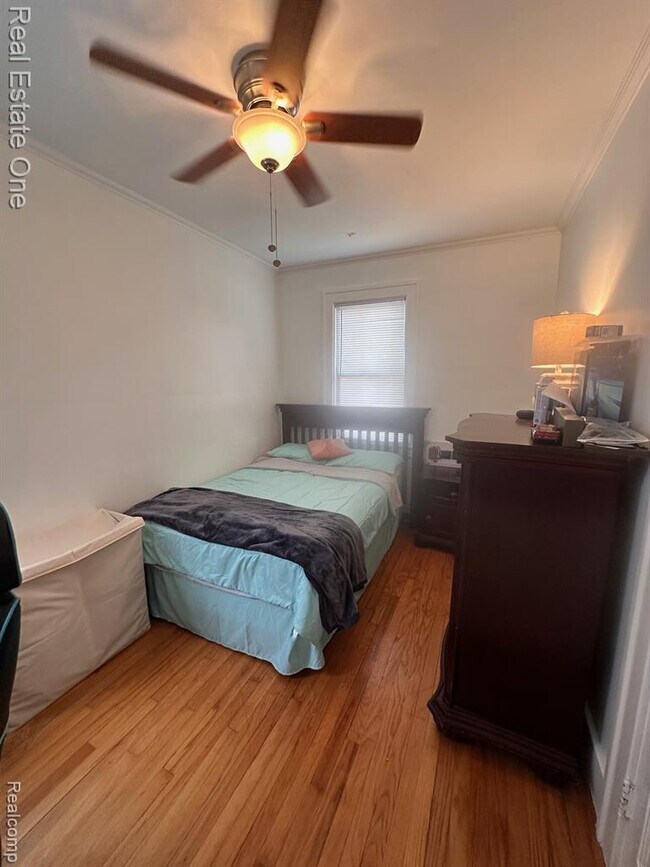 Building Photo - 122 W Houstonia Ave