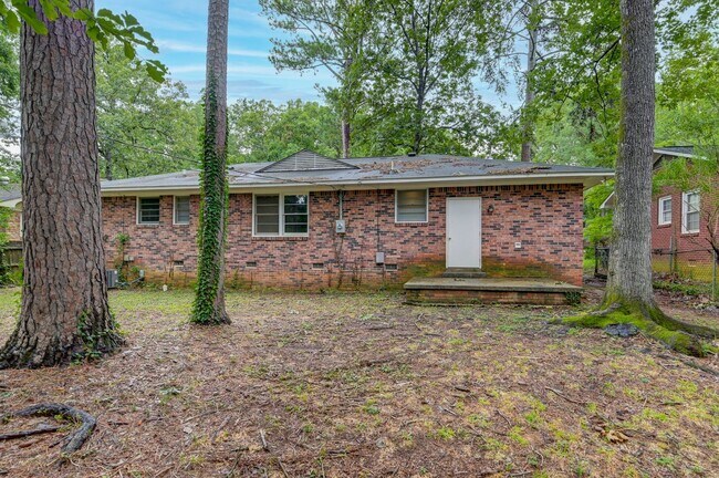 Building Photo - Newly Updated 3 Bedroom Home with Spacious...