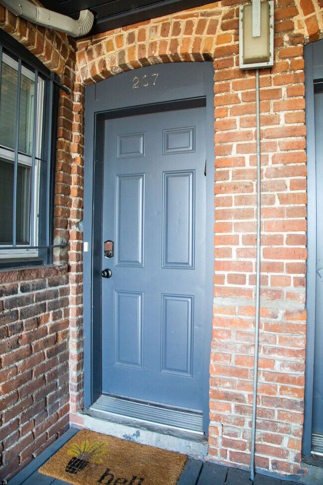 Building Photo - Chic 1-Bedroom Condo in North Capitol Hill...