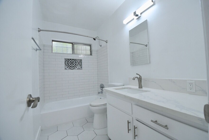 Building Photo - 6152 Woodman Ave
