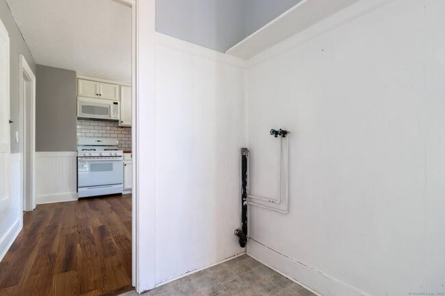 Building Photo - 207 Divinity St