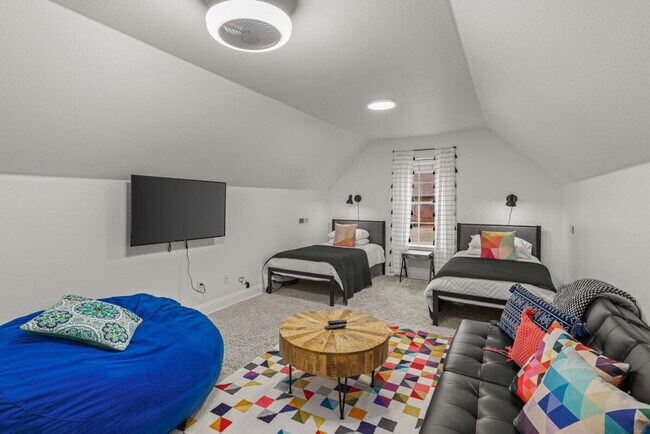 Building Photo - 1802 NW Mustang Ave