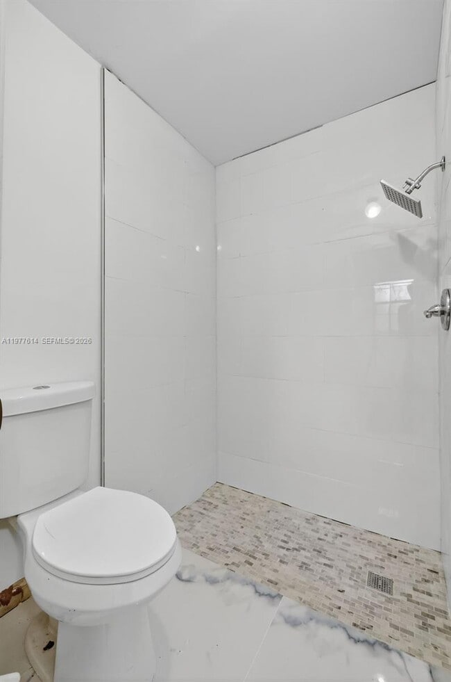 Building Photo - 770 SE Hollahan Ave