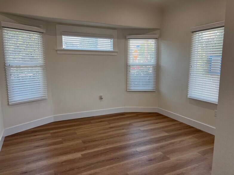 Building Photo - 1402 E 48th Pl