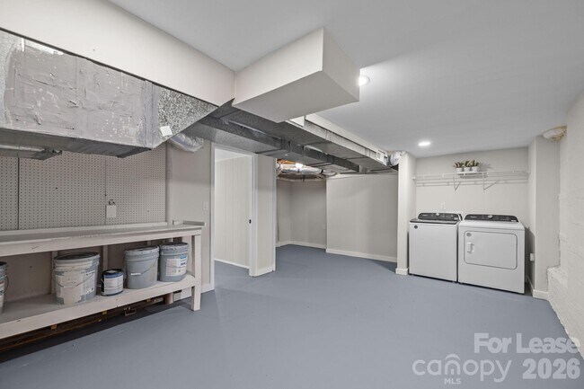 Building Photo - 801 Davenport St