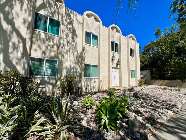 Building Photo - 631 Harvard Ave N