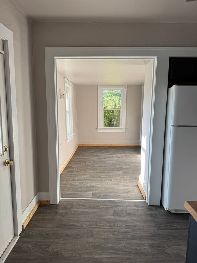 Building Photo - 2 Bed, 1 Bath Home