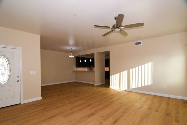 Building Photo - 571 Moss St