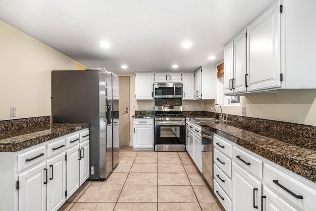 Building Photo - 51550 Avenida Mendoza