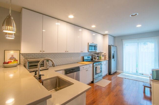 Building Photo - Beautiful Point Breeze Townhome
