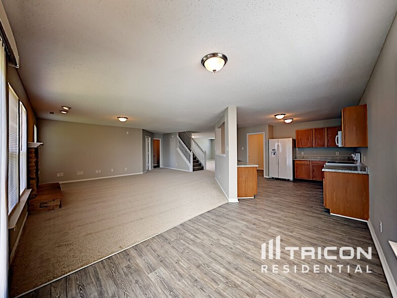 Building Photo - 6880 W Littleton Dr
