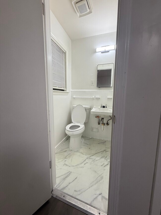 Building Photo - 3992 Ridgedale St