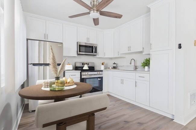 Building Photo - Gilmore  Apartments Van Nuys