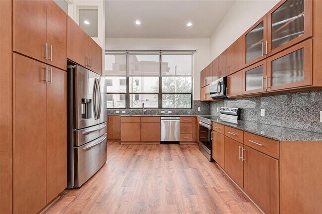 Building Photo - 2301 Camden Dr