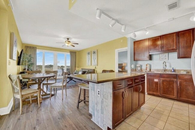 Building Photo - 9800 S Thomas Dr