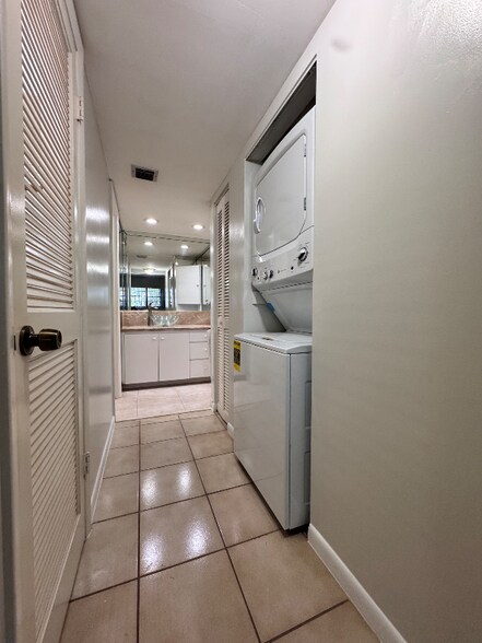 Building Photo - 995 SW 84th Ave