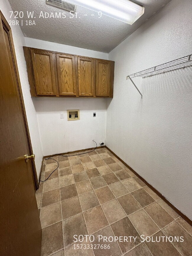 Building Photo - 720 W Adams St