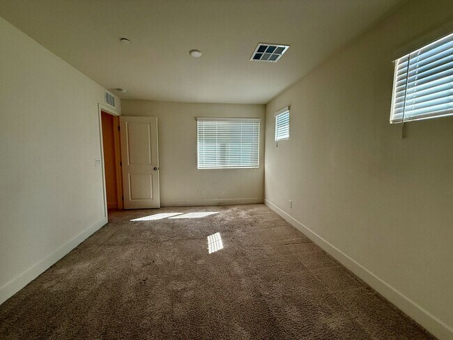 Building Photo - 3 BED 2.5 BATH 2 CAR GARAGE TOWNHOUSE w/ PRIVATE BACKYARD in GATED COMMUNITY.