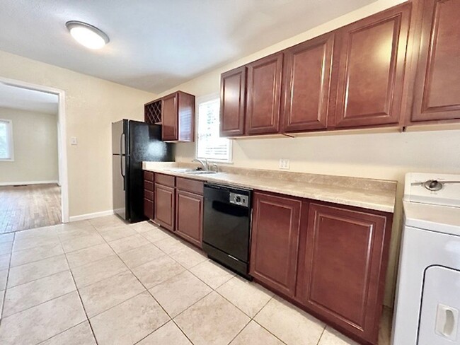 Building Photo - ADORABLE TWO BED IN HILLSIDE NEIGHBORHOOD!