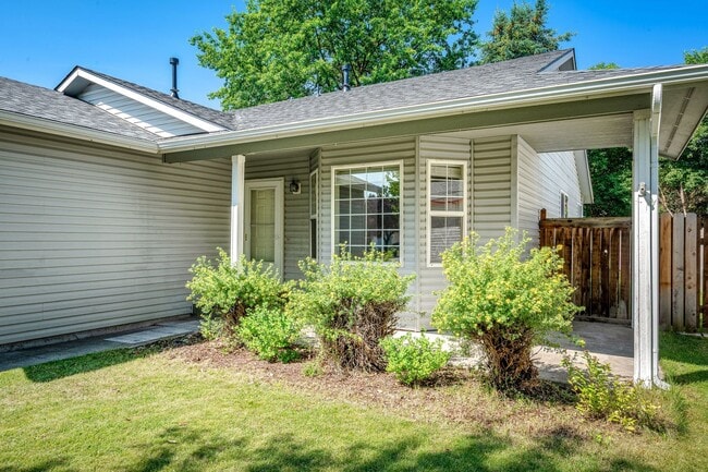 Building Photo - 5769 N Lachaise Ln