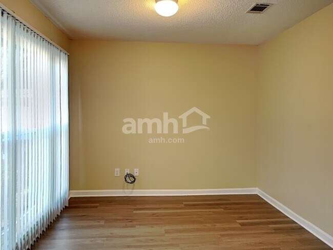 Building Photo - 285 Thornbush Ln