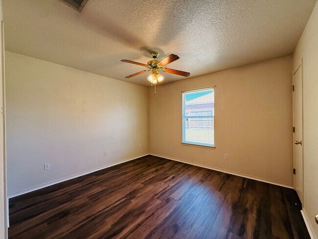 Building Photo - 2801 Lucille Dr