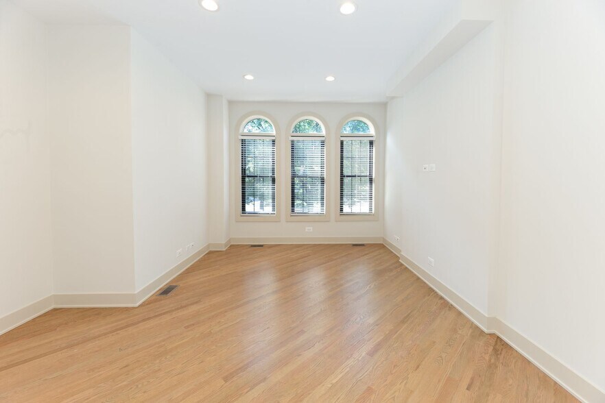 Primary Photo - 1324 W Diversey Pky