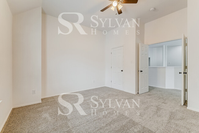 Building Photo - Your dream home awaits!