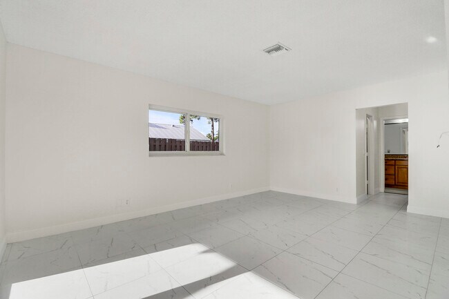 Building Photo - 100 SW 15th Ct