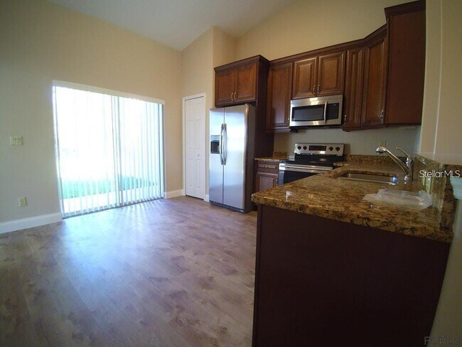 Building Photo - 13 Wood Amber Ln