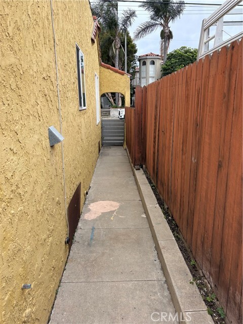 Building Photo - 552 W 22nd St