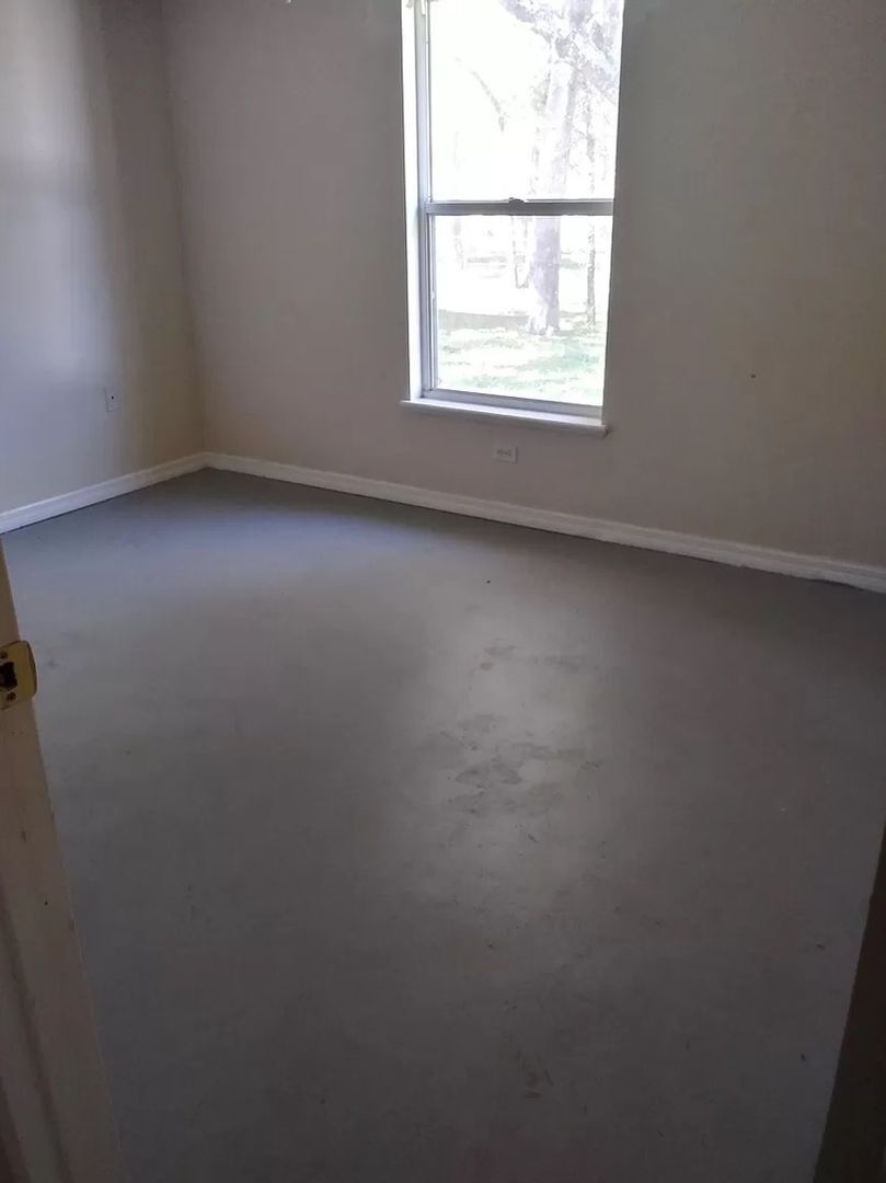 Building Photo - 14169 Spring Hill Dr