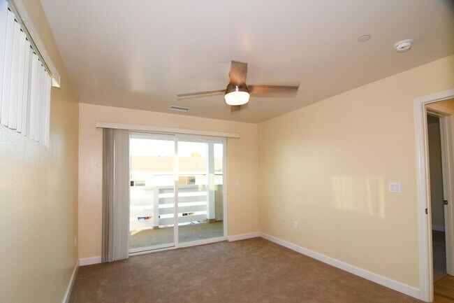 Building Photo - 571 Moss St