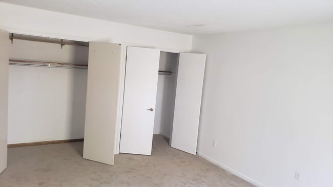 Building Photo - Great 1 level condo on lower level in Clem...