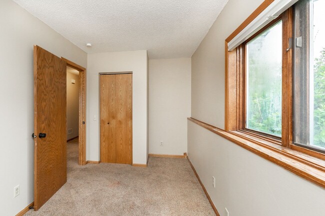 Building Photo - Lovely 3 Bedroom 2 Bath Townhome in Apple ...